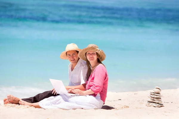 Casal Feliz Usando Laptop Praia — Fotografia de Stock