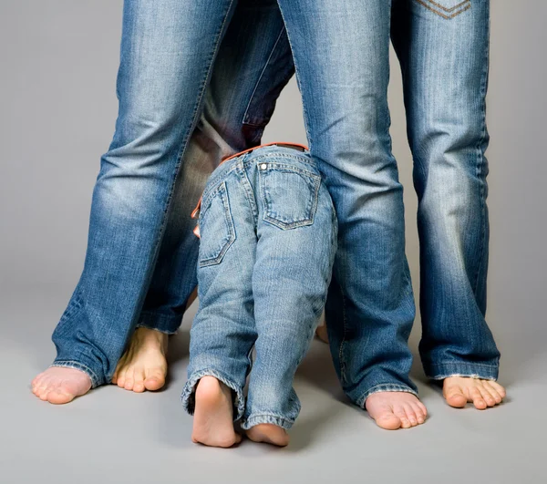 工作室拍摄的家庭的三个穿蓝色牛仔裤 — 图库照片