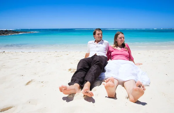 白色的沙滩上年轻快乐的夫妻 — 图库照片