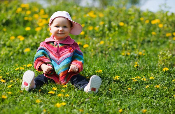 Schattige Babymeisje Zit Gras — Stockfoto
