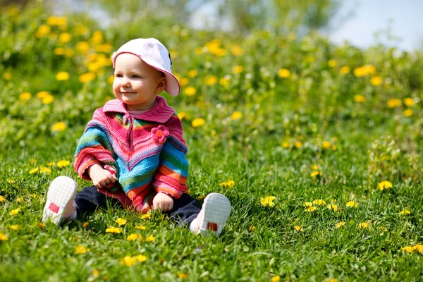 屋外で日当たりの良い夏の日のかわいい赤ちゃん女の子 — ストック写真