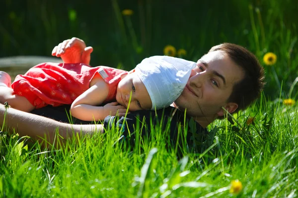屋外で日当たりの良い夏の日のかわいい赤ちゃん女の子や若い父 — ストック写真