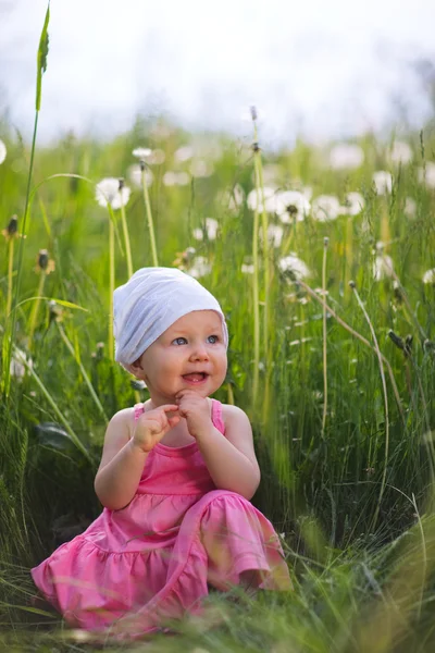 Милая Маленькая Девочка Лугу Солнечный Летний День — стоковое фото