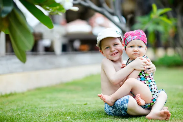 Petits Enfants Maillots Bain Relaxants Bord Piscine Focus Sur Bébé — Photo