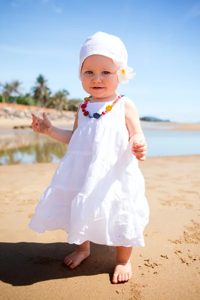 Schattige Babymeisje Witte Zomer Jurk Het Strand — Stockfoto