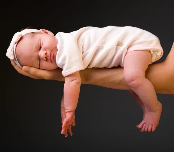 Mãos Apoio Pai Segurando Seu Dias Idade Bebê Menina Seus — Fotografia de Stock