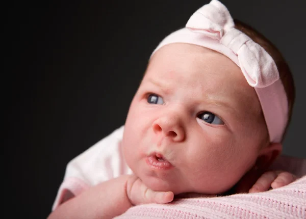 Emoções Bebé Estúdio Retrato Dias Idade Bebê Menina Fazendo Cara — Fotografia de Stock