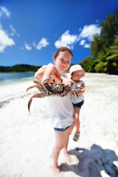 Mutter hält Krabbe in der Hand — Stockfoto