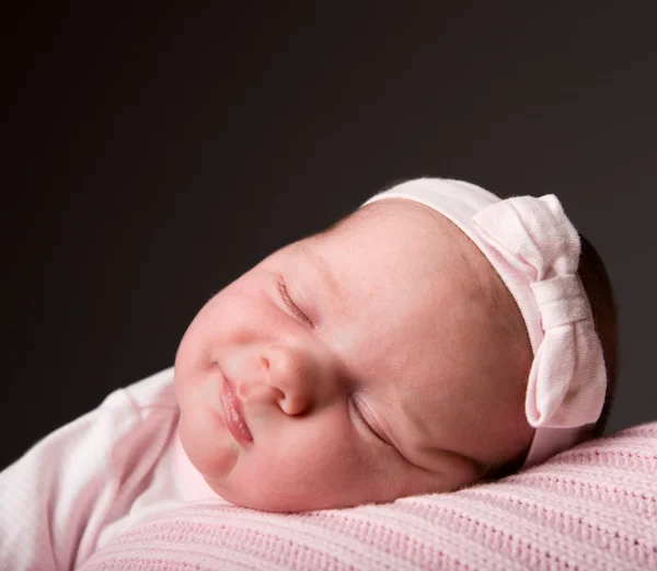 睡美人 天老初生女婴睡在毯子上的工作室照片 — 图库照片