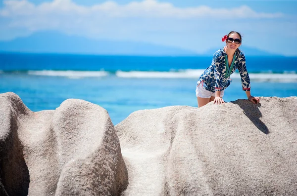 Vrouw op vakantie in Seychellen — Stockfoto