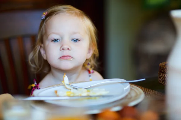 Mała dziewczynka je śniadanie. — Zdjęcie stockowe