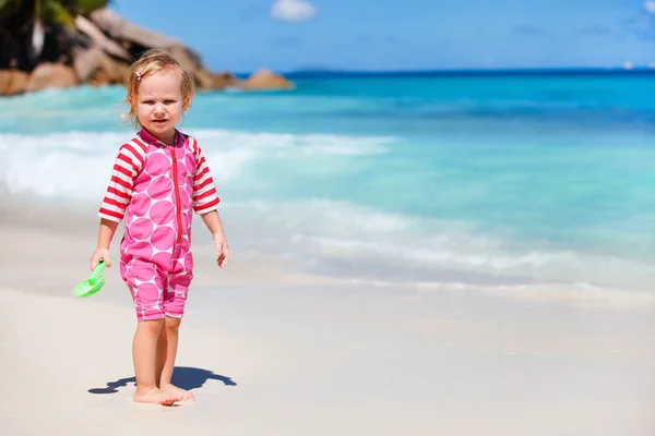 Μικρό κορίτσι στην παραλία — Φωτογραφία Αρχείου