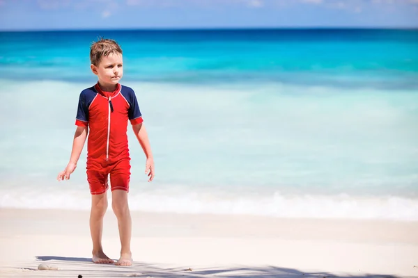 熱帯のビーチでのかわいい 歳の少年 — ストック写真