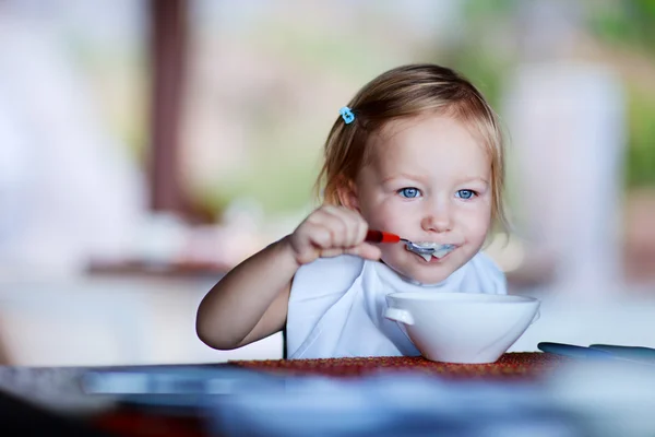 Mała dziewczynka je śniadanie. — Zdjęcie stockowe