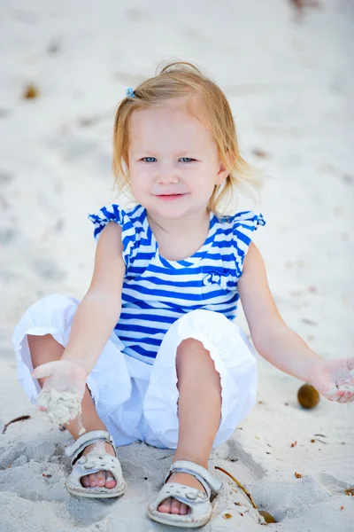 可爱的小孩女孩玩沙子的热带海滩上 — 图库照片