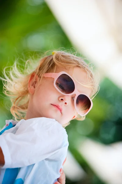 Маленькая девочка в солнцезащитных очках — стоковое фото