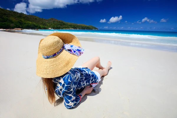 Junge Frau Entspannt Sich Tropischen Strand Auf Den Seychellen — Stockfoto