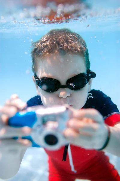 Kleiner Junge schwimmt unter Wasser — Stockfoto