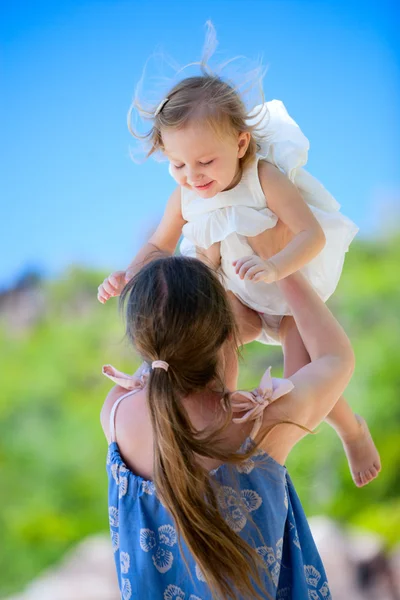 Madre e hija al aire libre —  Fotos de Stock