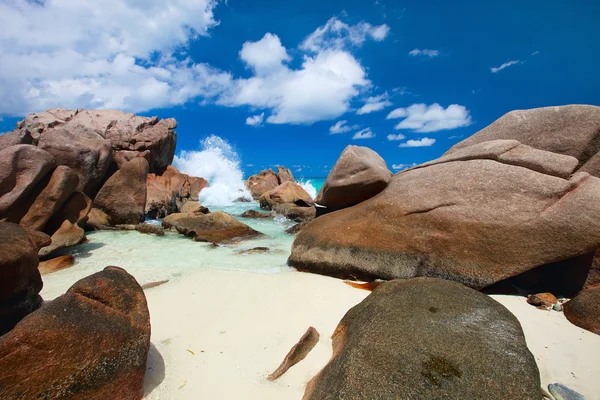 Seyşeller'güzel kayalık sahil — Stok fotoğraf