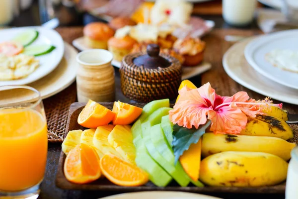 Смачні фрукти на сніданок — стокове фото