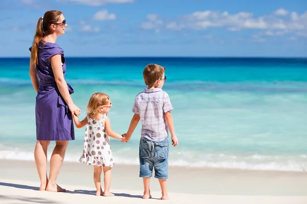 Mãe e dois filhos na praia — Fotografia de Stock