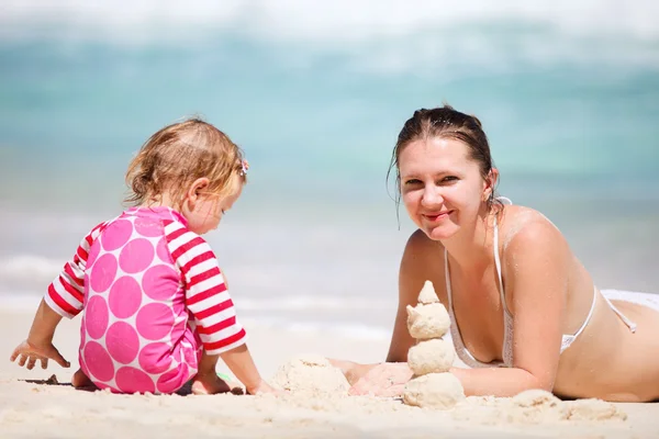 Moeder Dochter Zandkasteel Tropisch Strand Maken — Stockfoto