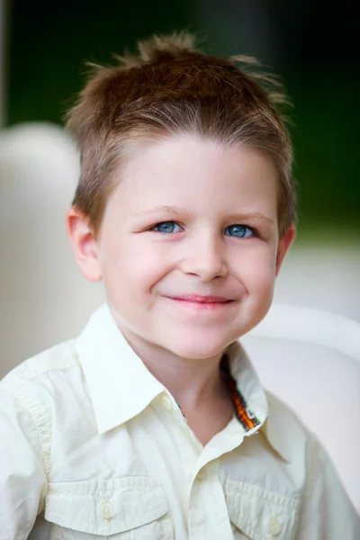 笑顔かわいい男の子の屋外のポートレート — ストック写真