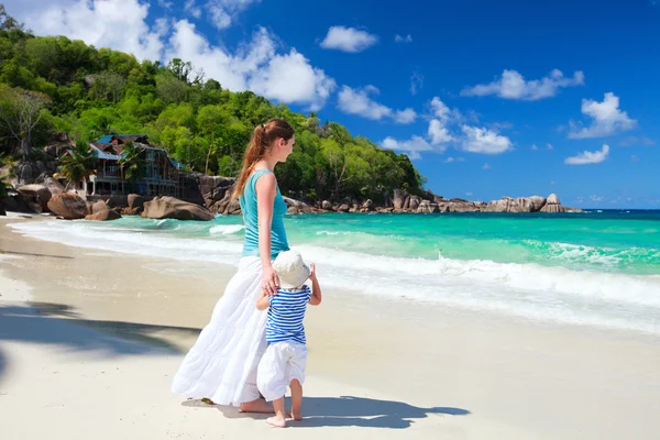 Молодая Мать Очаровательная Дочь Наслаждаются Днем Пляже — стоковое фото
