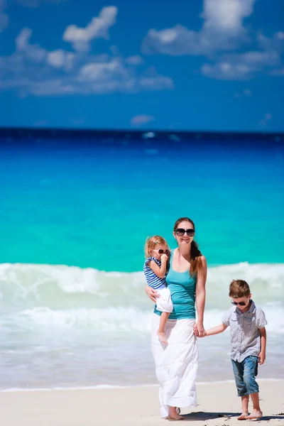 Família caminhando ao longo da praia — Fotografia de Stock