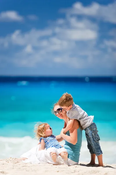 Matka i dwoje dzieci na plaży — Zdjęcie stockowe