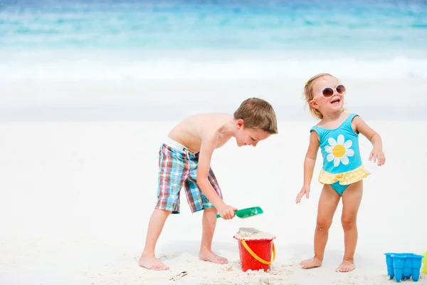 孩子们玩沙滩玩具 — 图库照片