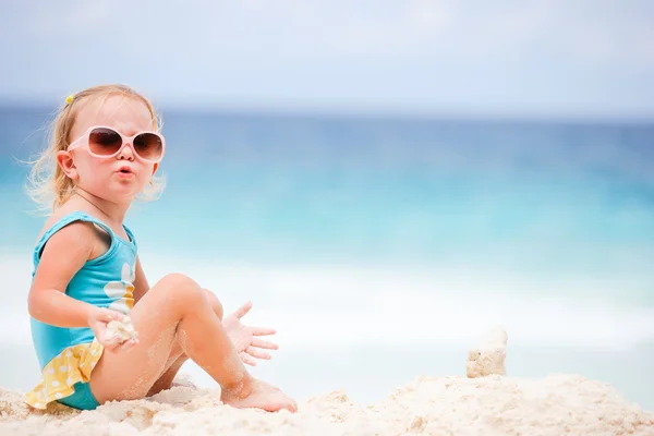 Schattig Peuter Meisje Tropisch Strand Spelen Met Zand — Stockfoto