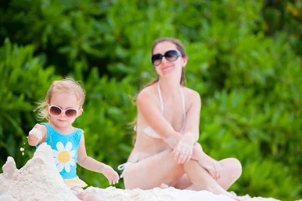 Madre e hija de vacaciones en la playa —  Fotos de Stock