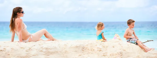 Panoramafoto Der Jungen Mutter Und Ihrer Beiden Kinder Strand — Stockfoto