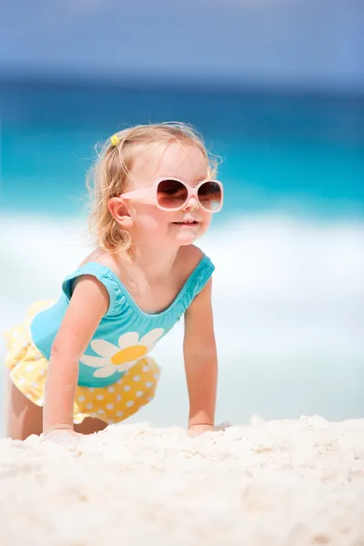 Kleines Mädchen am tropischen Strand — Stockfoto