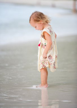 Retrato de cuerpo entero del niño adorable chica elegante vestida