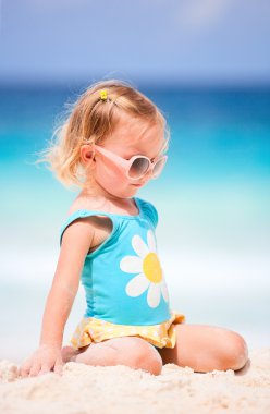 tropikal plaj kum ile oynarken sevimli bebek kız