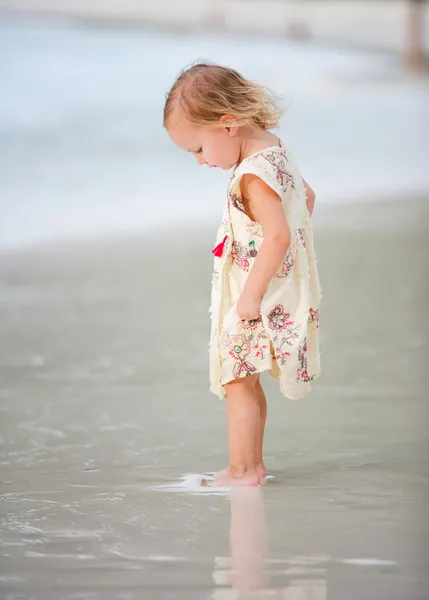 Αξιολάτρευτο Μικρό Κορίτσι Που Στεκόταν Κοντά Νερό Τροπική Παραλία — Φωτογραφία Αρχείου