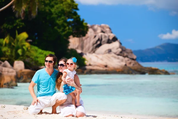 Retrato Família Jovem Feliz Férias Tropicais — Fotografia de Stock