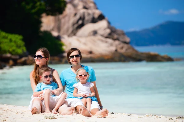 Rodzina z dwójką dzieci na wakacje — Zdjęcie stockowe