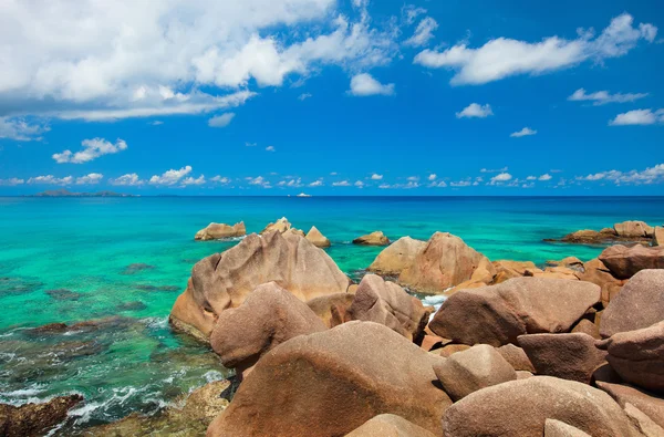 Prachtige rotsachtige kust in Seychellen — Stockfoto