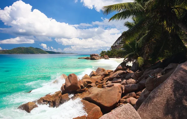 Gyönyörű sziklás partján, a Seychelle-szigetek — Stock Fotó