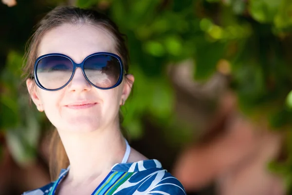 Portrait Beautiful Woman Sun Glasses Reflecting Perfect Tropical Beach — Stock Photo, Image