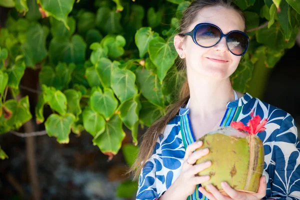 Porträtt av vackra med kokos — Stockfoto