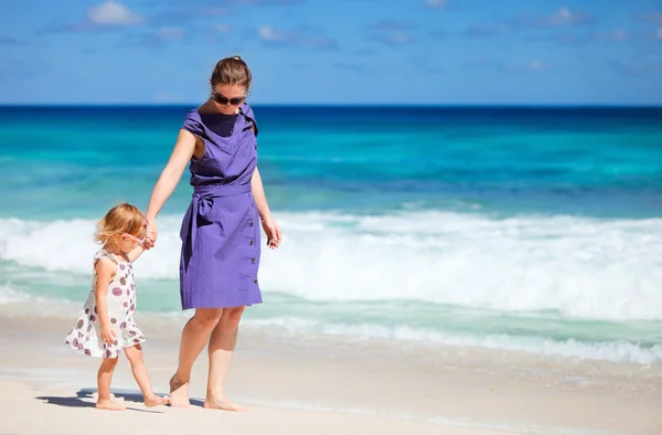 年轻的母亲和她可爱的女儿享受上海滩 — 图库照片
