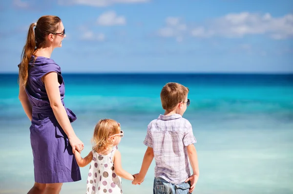 Madre Con Dos Hijos Playa Tropical — Foto de Stock