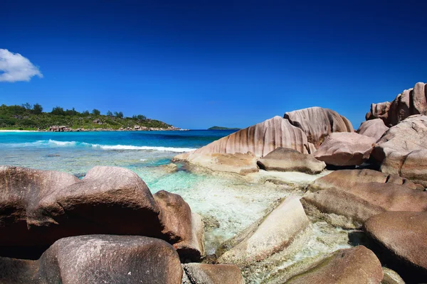 Bella costa rocciosa alle Seychelles — Foto Stock