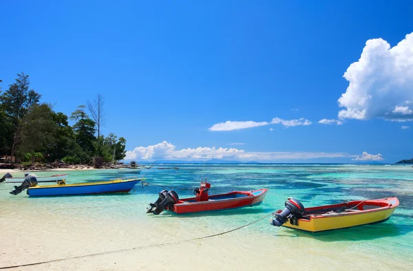 Quatro Barcos Coloridos Costa Mar Tropical — Fotografia de Stock