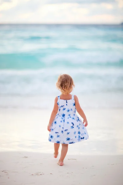 Маленька дівчинка на тропічному пляжі — стокове фото